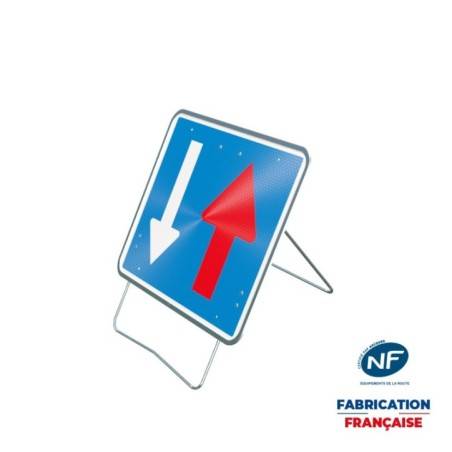 Panneau temporaire C18 Priorité circulation venant en sens inverse sur pied incliné