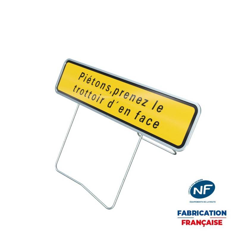 Panneau temporaire KD21 Piéton prenez le trottoir d'en face sur pied incliné