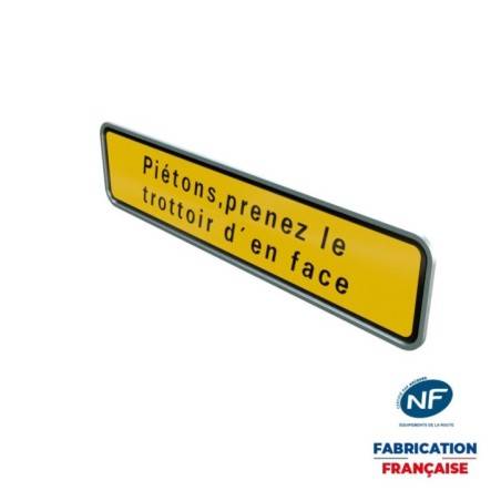 Panneau temporaire KD21 Piéton prenez le trottoir d'en face à rails