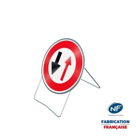 Panneau temporaire B15 Cédez le passage à la circulation venant en sens inverse sur pied incliné