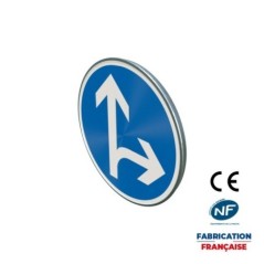 Panneau d'obligation B21d1 Annonce de direction obligatoire tout droit ou à droite