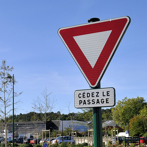 Panneaux de Priorité : Règles, Installation et Normes